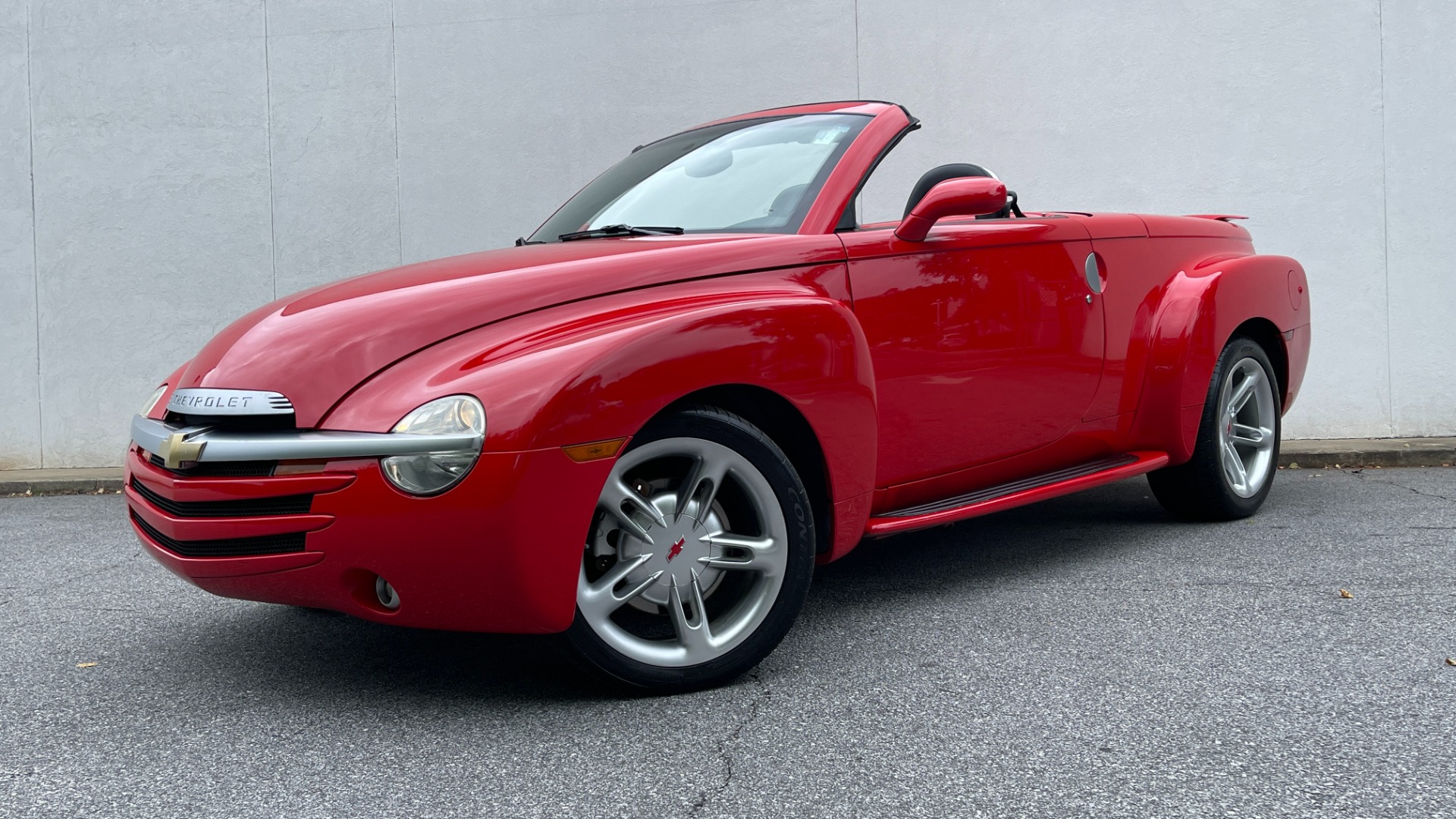 Used 2004 Chevrolet SSR LS / CONVERTIBLE / 5.3L V8 / LEATHER / HEATED SEATS / BACKUP CAMERA for sale $19,995 at Formula Imports in Charlotte NC 28227 28
