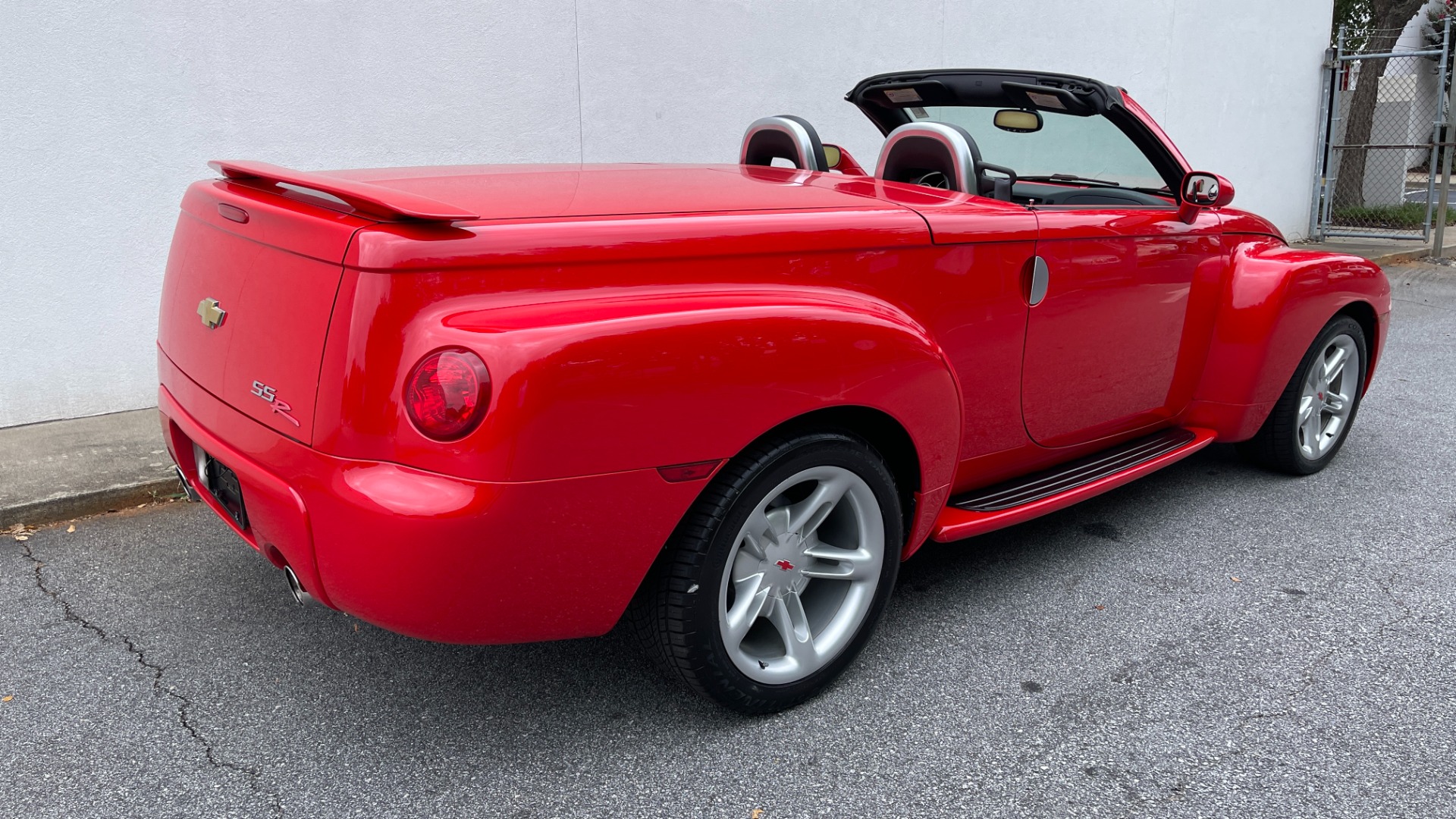Used 2004 Chevrolet SSR LS / CONVERTIBLE / 5.3L V8 / LEATHER / HEATED SEATS / BACKUP CAMERA for sale $19,995 at Formula Imports in Charlotte NC 28227 5