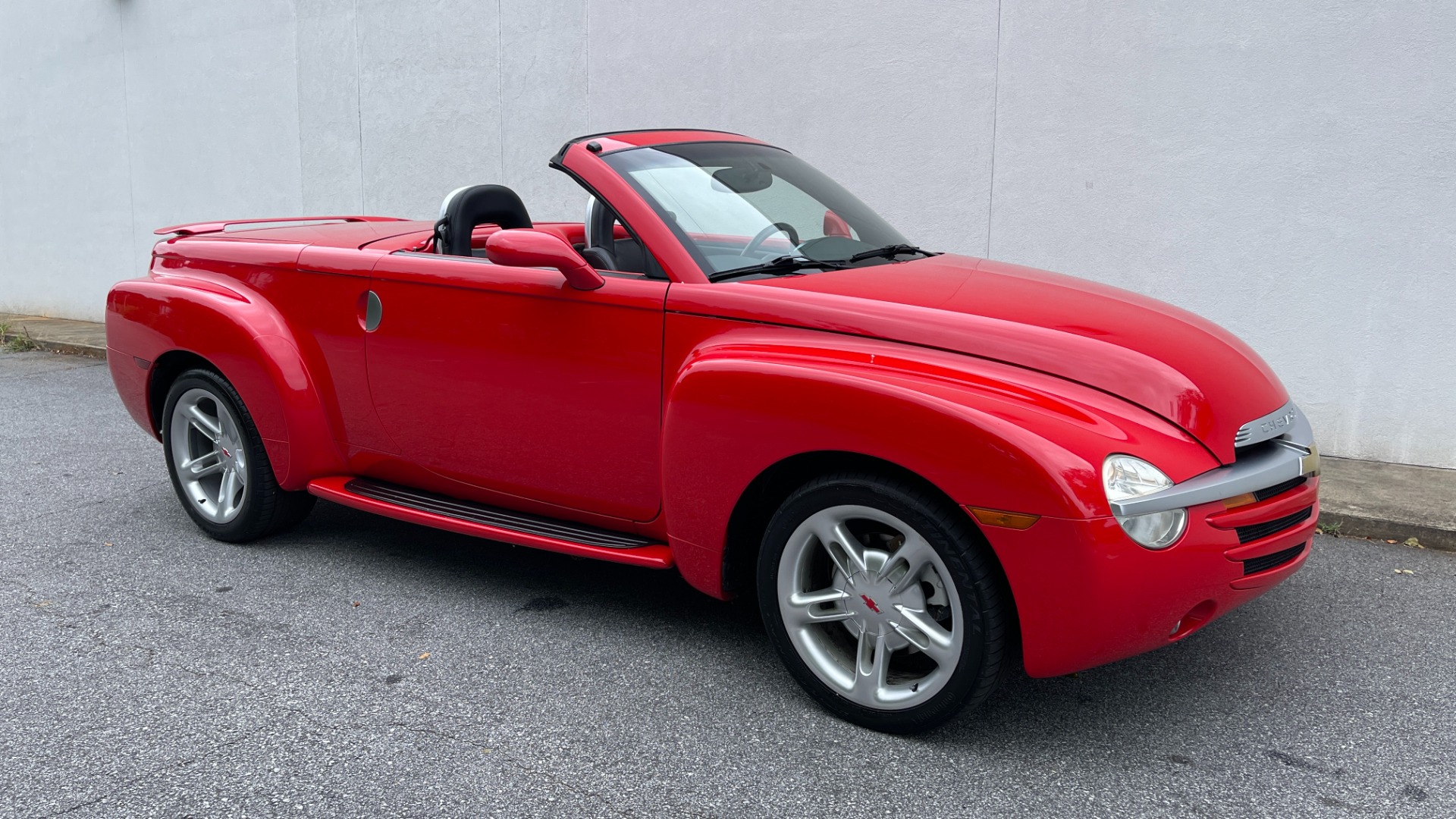 Used 2004 Chevrolet SSR LS / CONVERTIBLE / 5.3L V8 / LEATHER / HEATED SEATS / BACKUP CAMERA for sale $19,995 at Formula Imports in Charlotte NC 28227 7