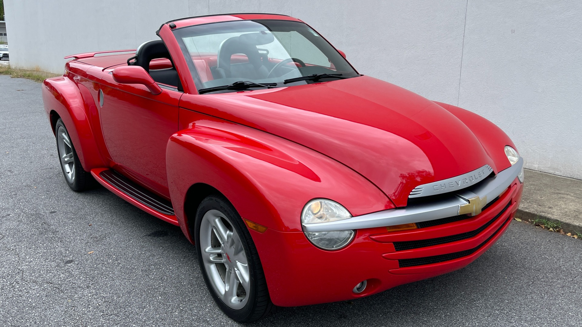 Used 2004 Chevrolet SSR LS / CONVERTIBLE / 5.3L V8 / LEATHER / HEATED SEATS / BACKUP CAMERA for sale $19,995 at Formula Imports in Charlotte NC 28227 8