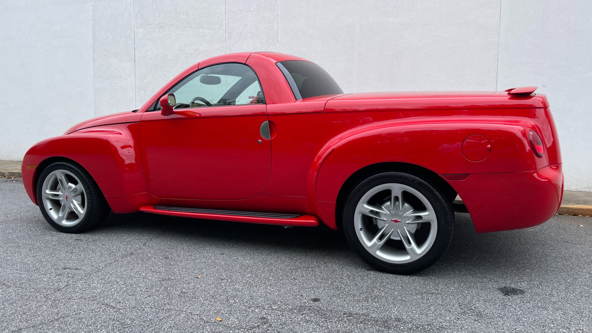 Used 2004 Chevrolet SSR LS / CONVERTIBLE / 5.3L V8 / LEATHER / HEATED SEATS / BACKUP CAMERA for sale Sold at Formula Imports in Charlotte NC 28227 9