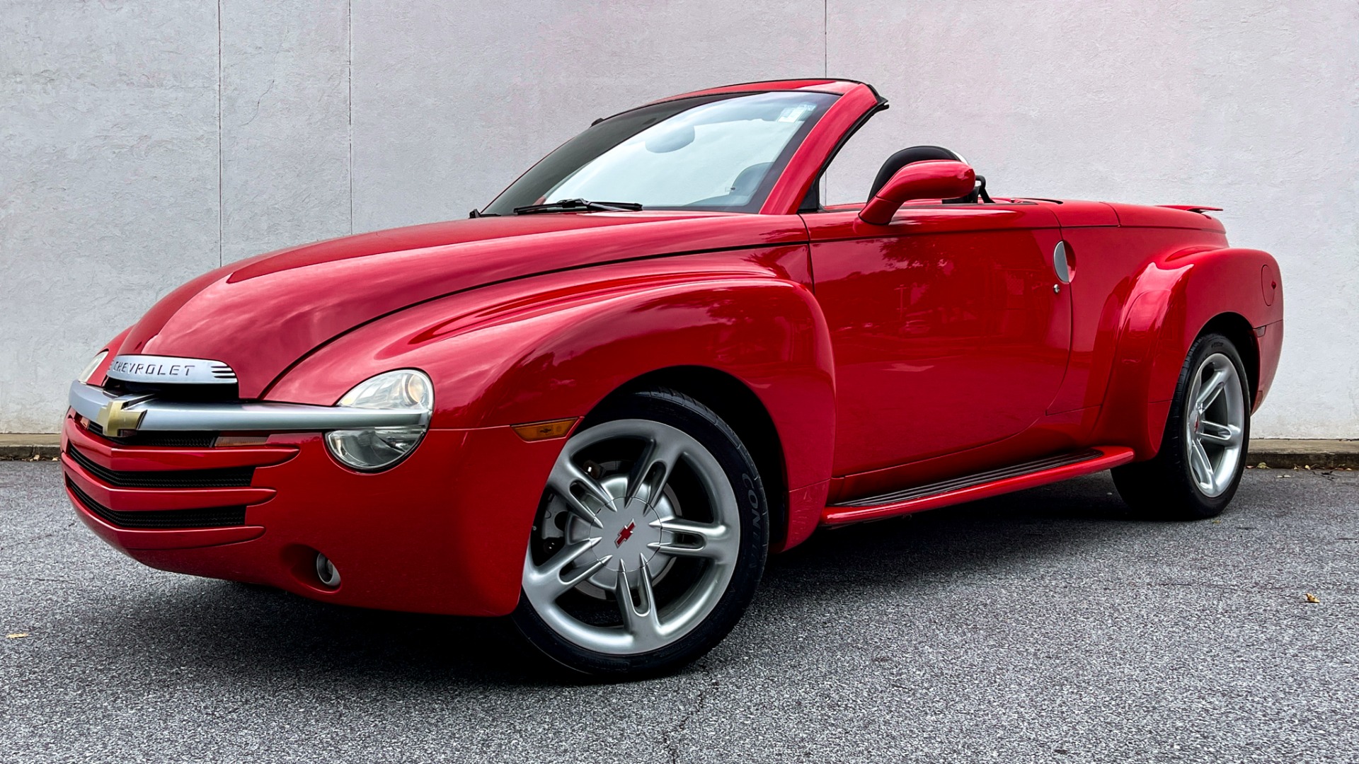 Used 2004 Chevrolet SSR LS / CONVERTIBLE / 5.3L V8 / LEATHER / HEATED SEATS / BACKUP CAMERA for sale $19,995 at Formula Imports in Charlotte NC 28227 1