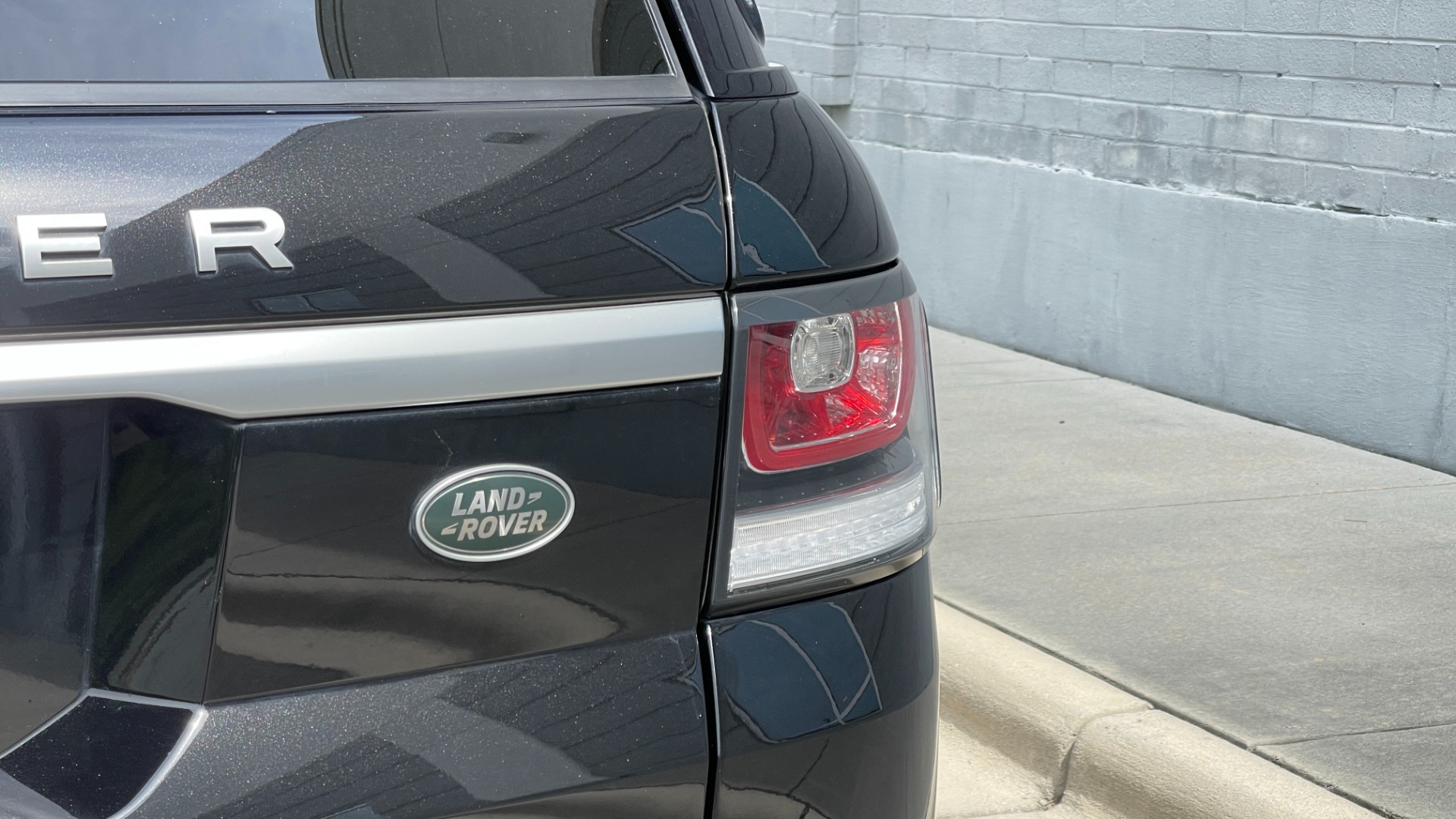 Used 2015 Land Rover Range Rover Sport HSE / SUPERCHARGED / MERIDIAN SOUND / DRIVER ASSISTANCE / PANORAMIC ROOF / for sale Sold at Formula Imports in Charlotte NC 28227 44