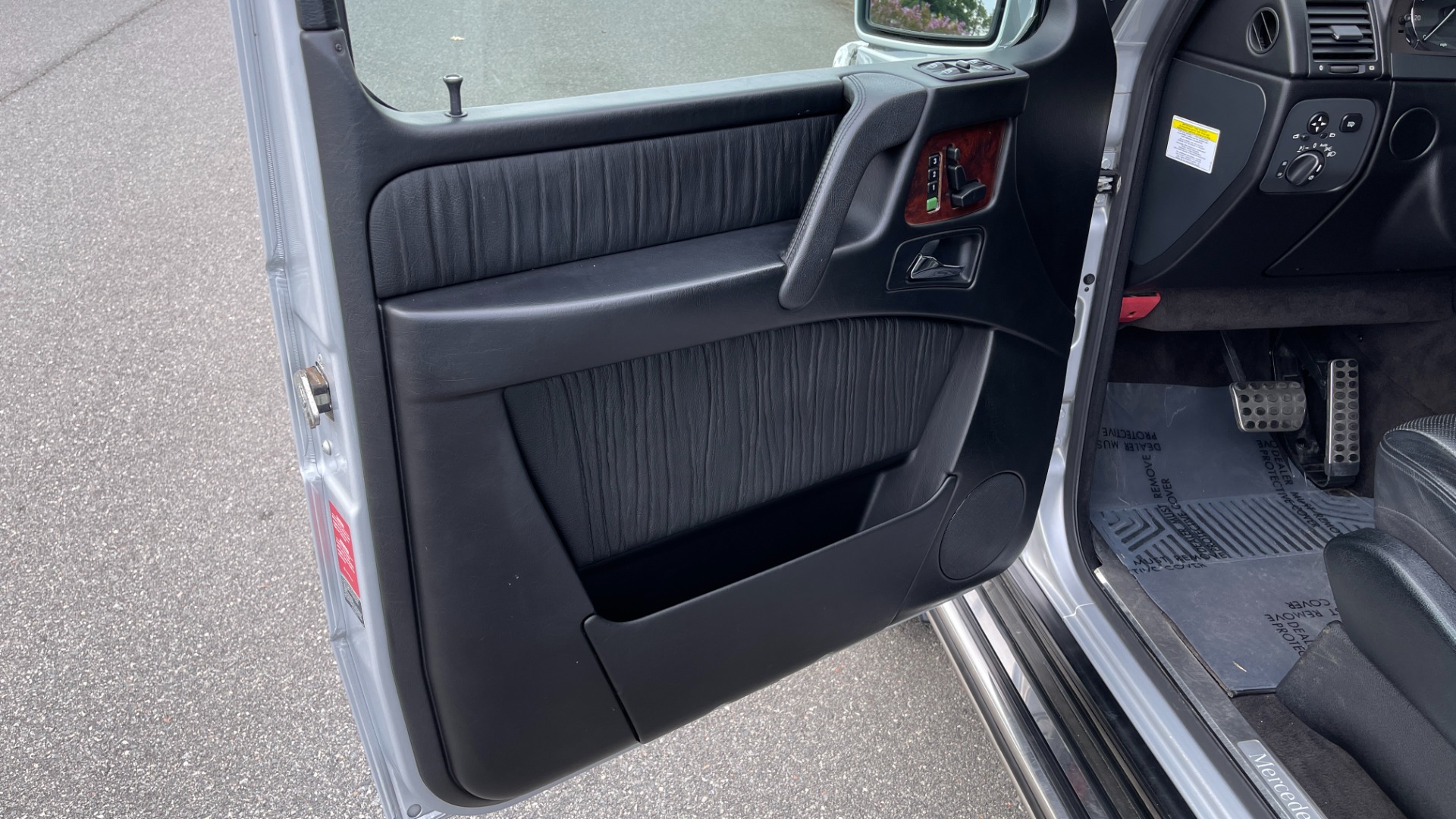 Used 2009 Mercedes-Benz G-Class 5.5L / G550 / NAV / REARVIEW / COOLED SEATS / HEATED SEATS / SUNROOF for sale $52,995 at Formula Imports in Charlotte NC 28227 27