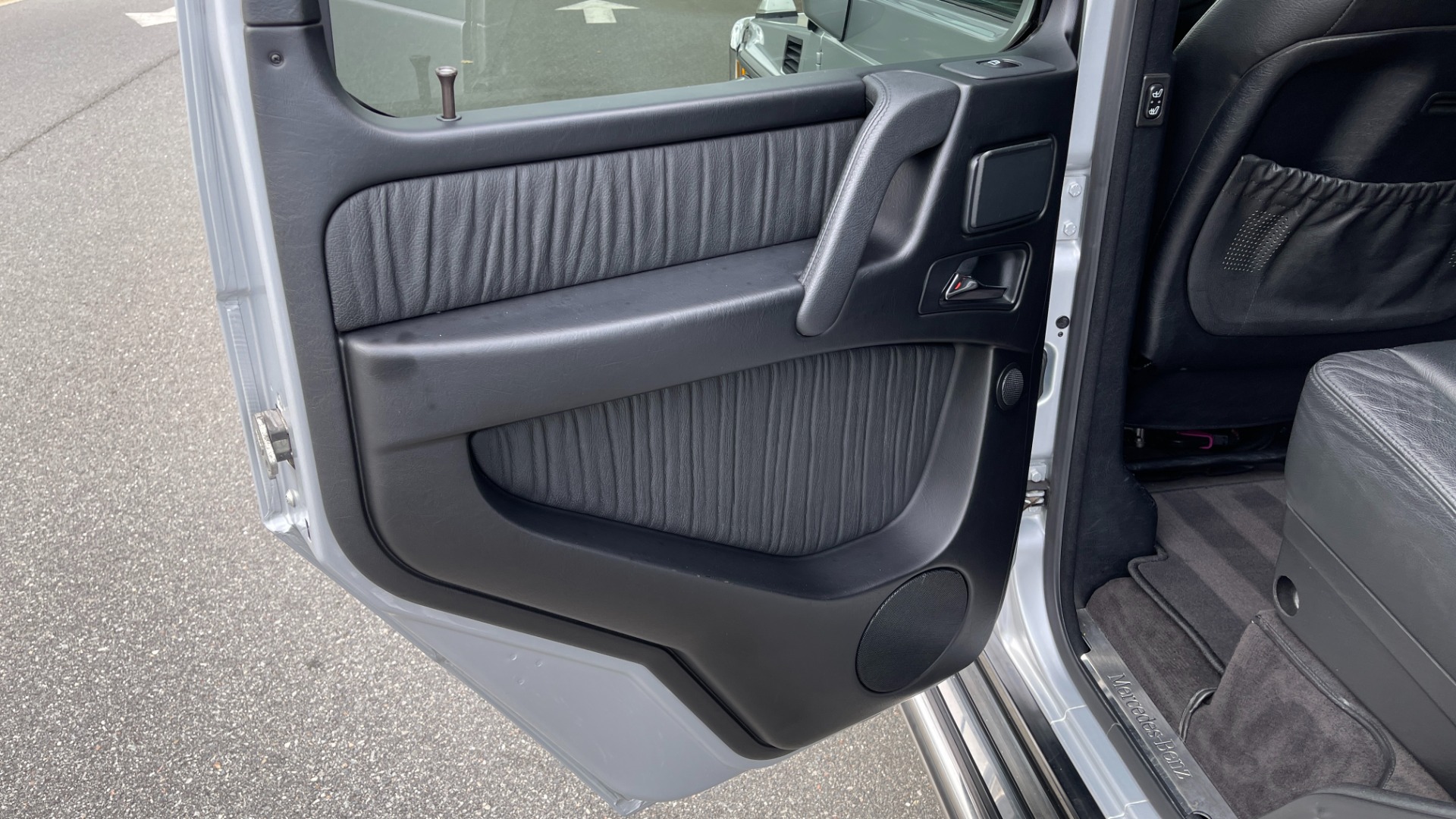Used 2009 Mercedes-Benz G-Class 5.5L / G550 / NAV / REARVIEW / COOLED SEATS / HEATED SEATS / SUNROOF for sale $52,995 at Formula Imports in Charlotte NC 28227 34
