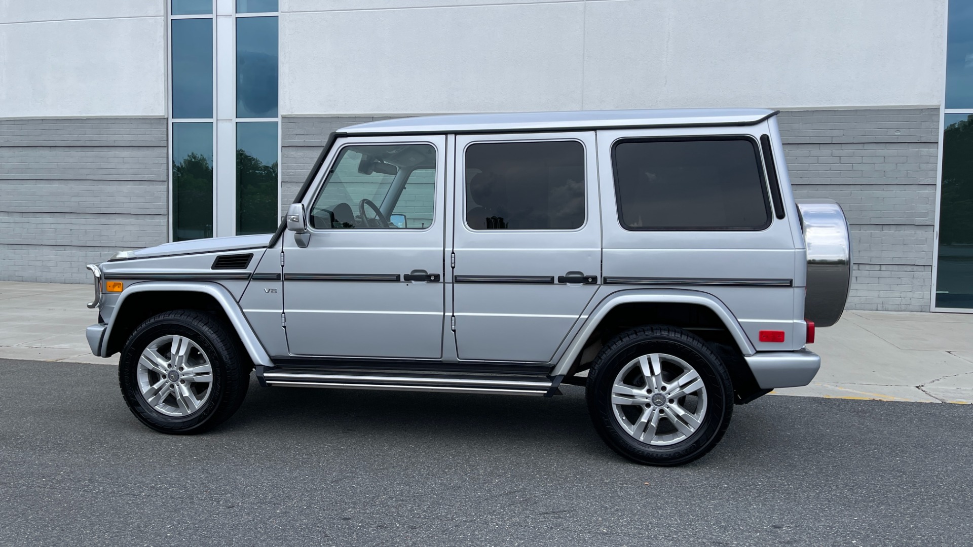 Used 2009 Mercedes-Benz G-Class 5.5L / G550 / NAV / REARVIEW / COOLED SEATS / HEATED SEATS / SUNROOF for sale $52,995 at Formula Imports in Charlotte NC 28227 4