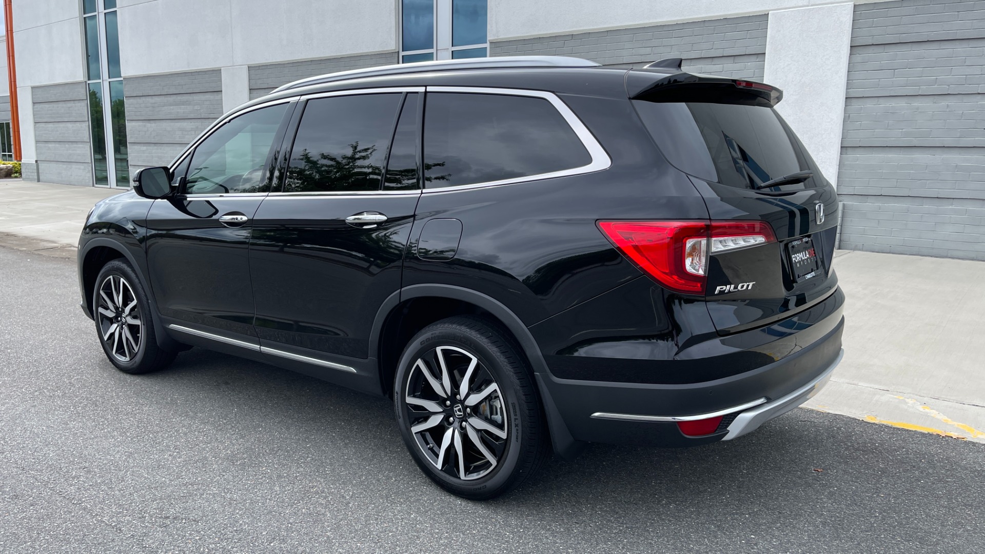 Used 2021 Honda Pilot ELITE / DVD SYSTEM / 3RD ROW / CAPTAINS CHAIRS / LEATHER for sale Sold at Formula Imports in Charlotte NC 28227 2