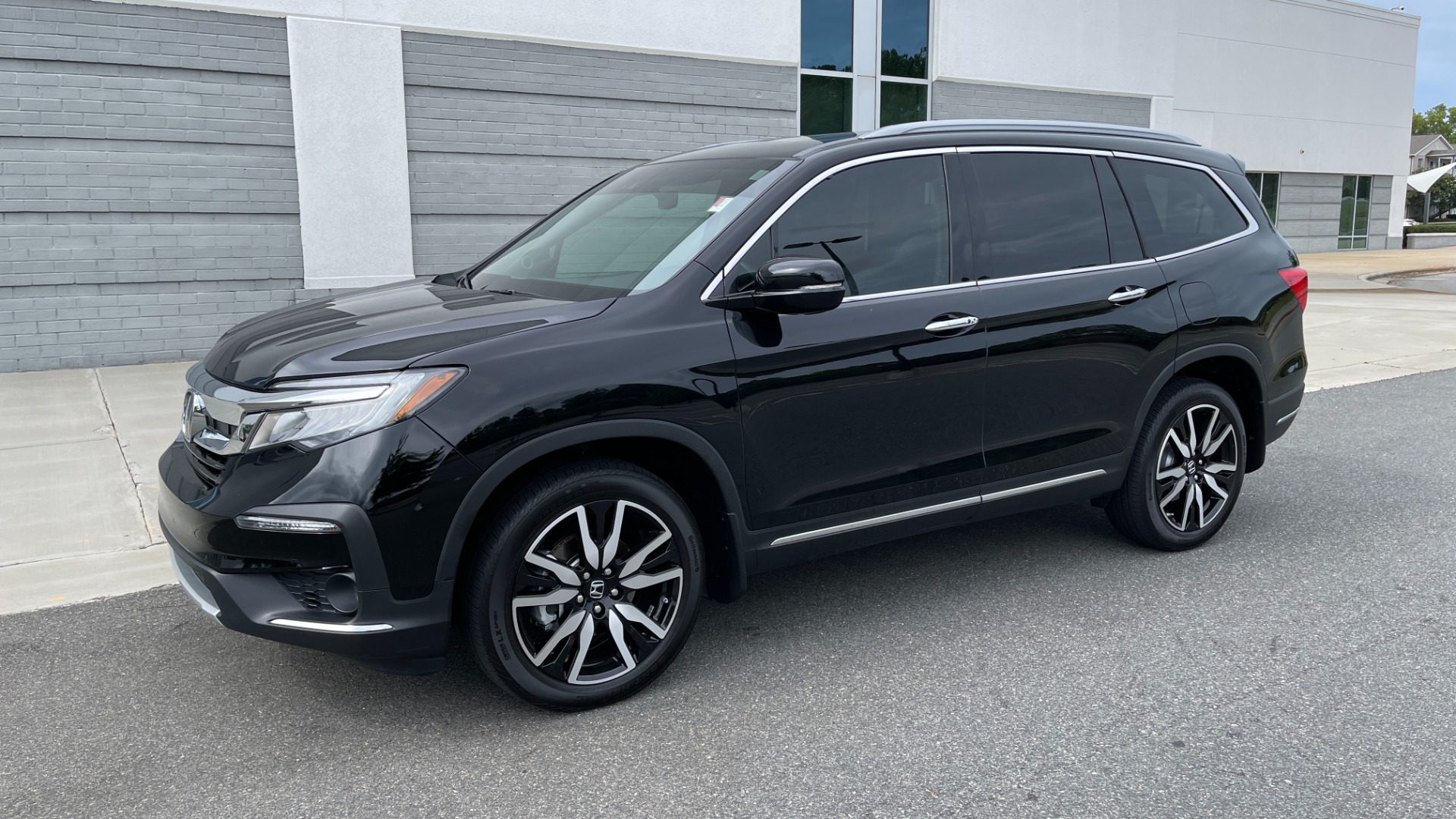 Used 2021 Honda Pilot ELITE / DVD SYSTEM / 3RD ROW / CAPTAINS CHAIRS / LEATHER for sale $42,995 at Formula Imports in Charlotte NC 28227 3
