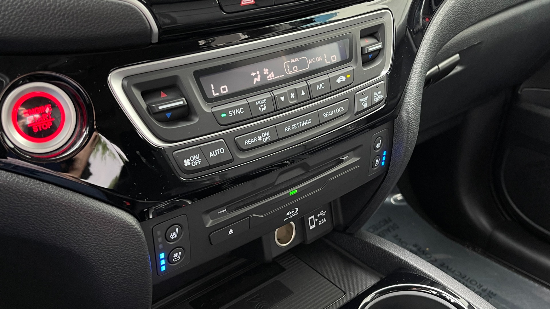 Used 2021 Honda Pilot ELITE / DVD SYSTEM / 3RD ROW / CAPTAINS CHAIRS / LEATHER for sale $42,995 at Formula Imports in Charlotte NC 28227 36