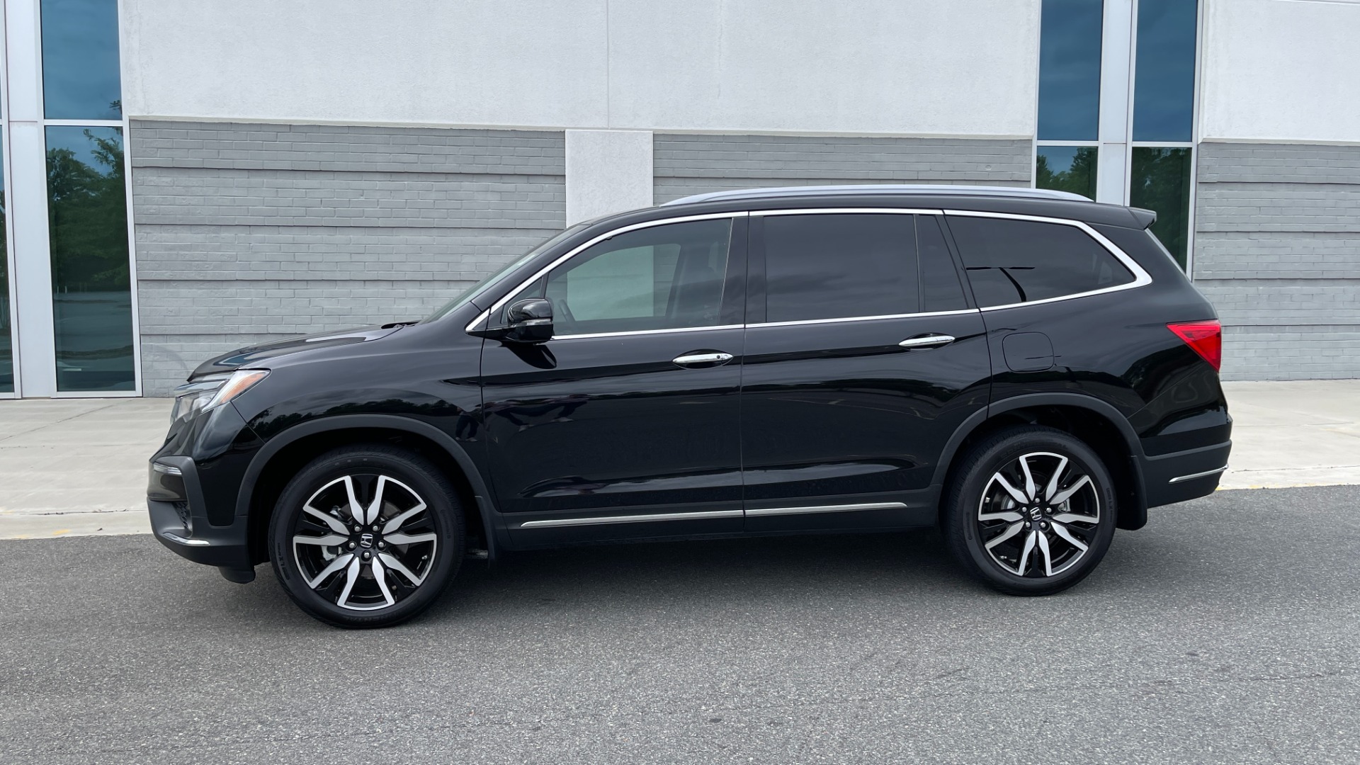Used 2021 Honda Pilot ELITE / DVD SYSTEM / 3RD ROW / CAPTAINS CHAIRS / LEATHER for sale Sold at Formula Imports in Charlotte NC 28227 4