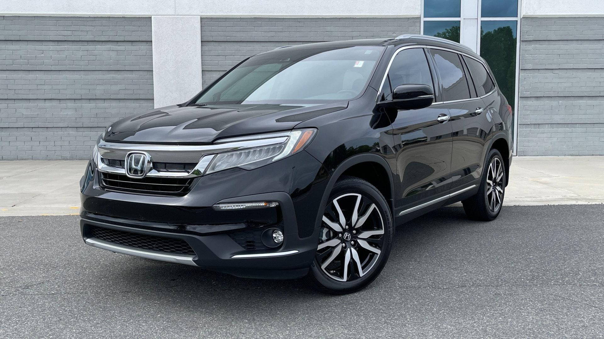 Used 2021 Honda Pilot ELITE / DVD SYSTEM / 3RD ROW / CAPTAINS CHAIRS / LEATHER for sale Sold at Formula Imports in Charlotte NC 28227 5