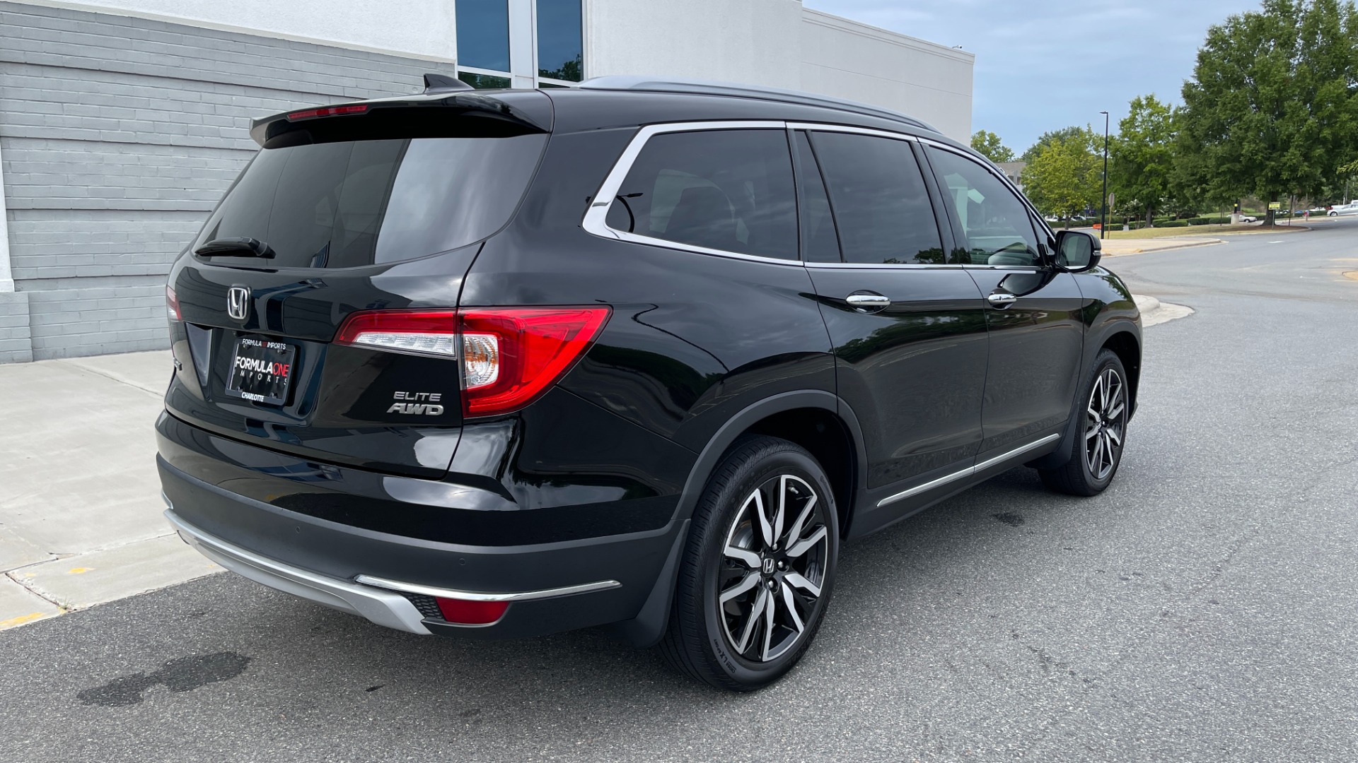 Used 2021 Honda Pilot ELITE / DVD SYSTEM / 3RD ROW / CAPTAINS CHAIRS / LEATHER for sale $42,995 at Formula Imports in Charlotte NC 28227 6