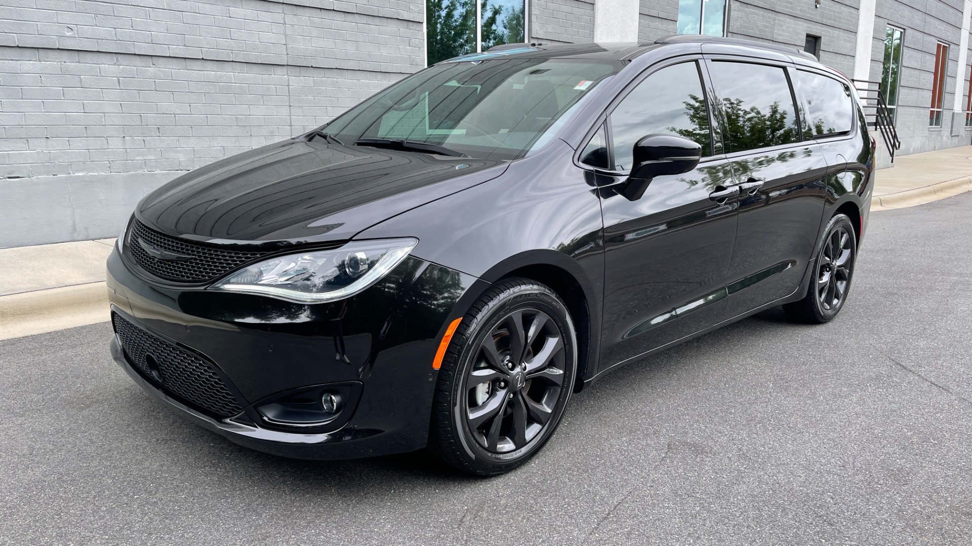 Used 2019 Chrysler Pacifica LIMITED / DVD PLAYER / S APPEARANCE