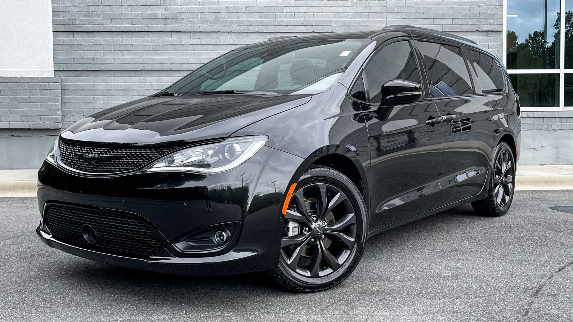 Used 2019 Chrysler Pacifica LIMITED / DVD PLAYER / S APPEARANCE / HARMAN KARDON SOUND / DRIVER ASSIST for sale Sold at Formula Imports in Charlotte NC 28227 1