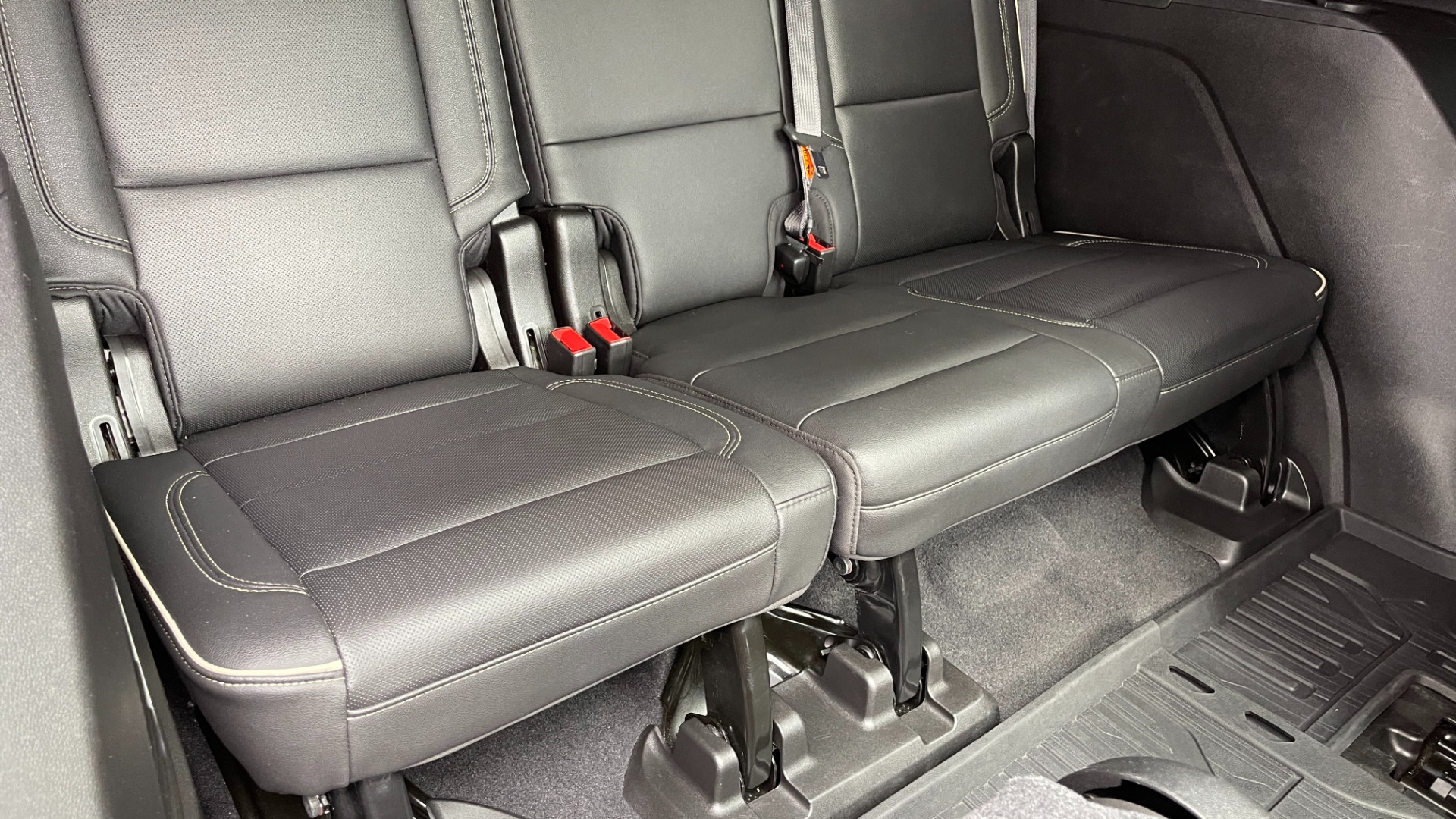 Used 2021 GMC Yukon SLT / REAR ENTERTAINMENT / 22IN WHEELS / LUXURY PLUS PACKAGE / 4WD for sale Sold at Formula Imports in Charlotte NC 28227 15