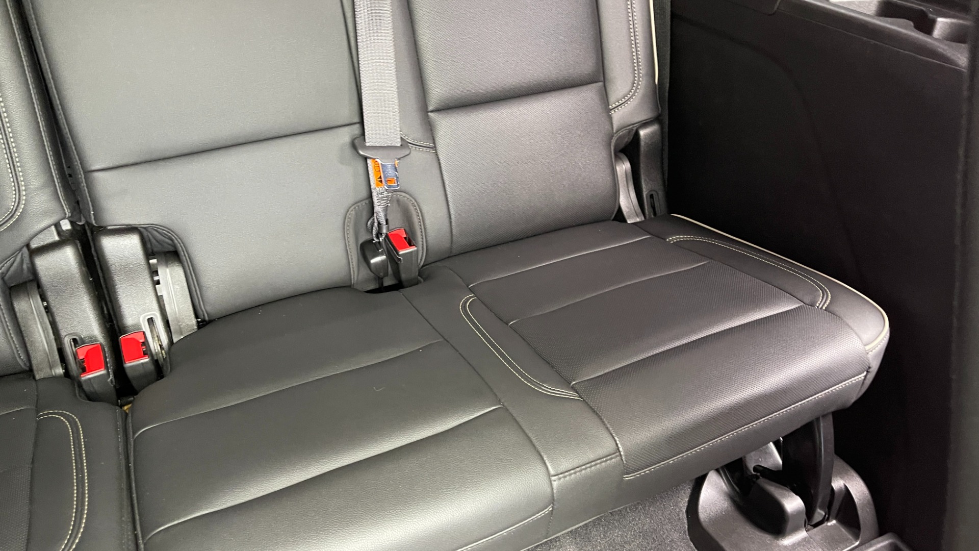 Used 2021 GMC Yukon SLT / REAR ENTERTAINMENT / 22IN WHEELS / LUXURY PLUS PACKAGE / 4WD for sale Sold at Formula Imports in Charlotte NC 28227 16