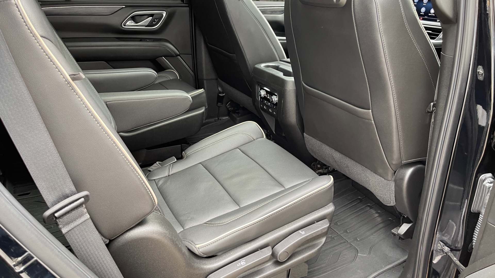 Used 2021 GMC Yukon SLT / REAR ENTERTAINMENT / 22IN WHEELS / LUXURY PLUS PACKAGE / 4WD for sale Sold at Formula Imports in Charlotte NC 28227 17