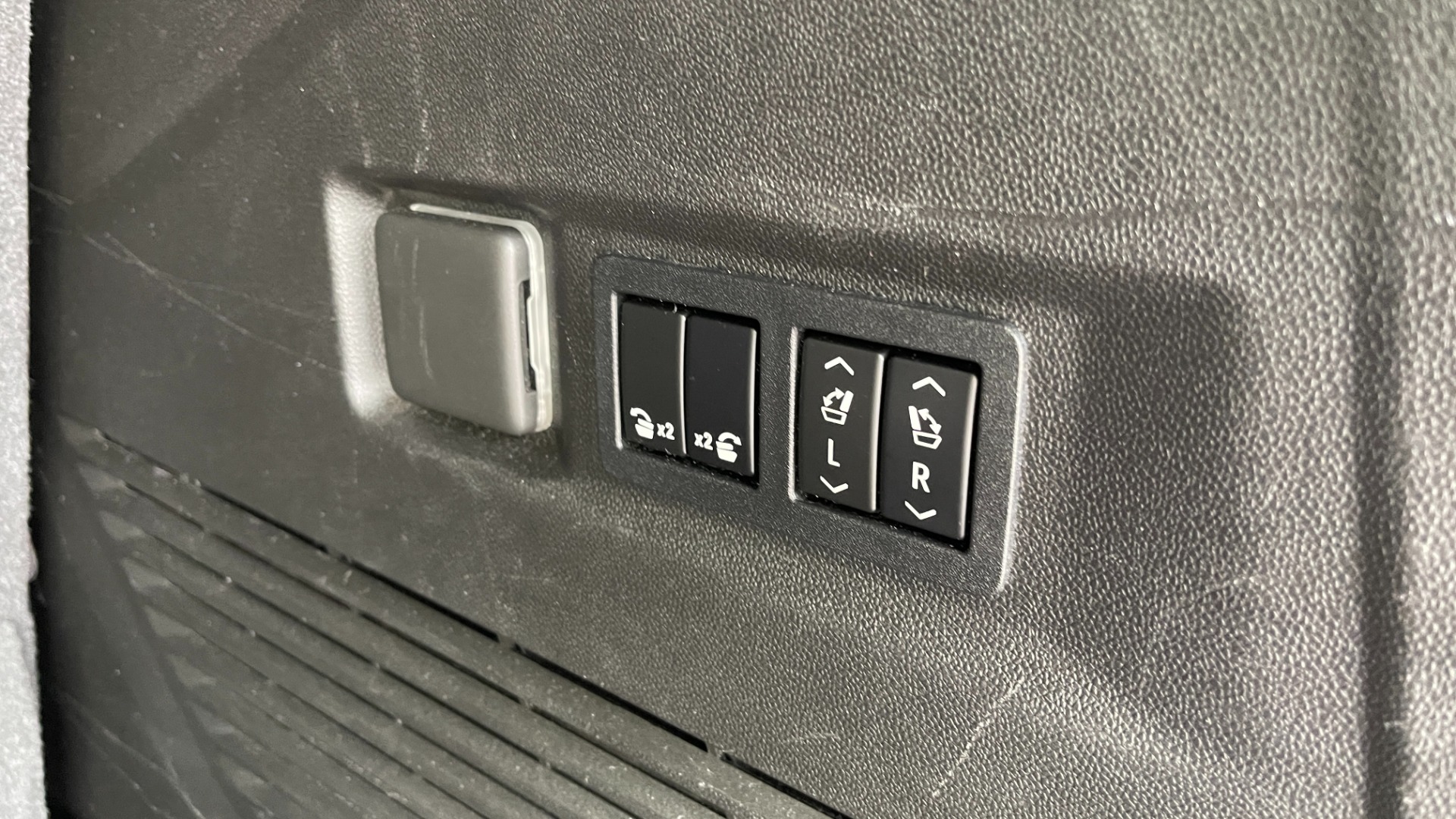 Used 2021 GMC Yukon SLT / REAR ENTERTAINMENT / 22IN WHEELS / LUXURY PLUS PACKAGE / 4WD for sale Sold at Formula Imports in Charlotte NC 28227 25