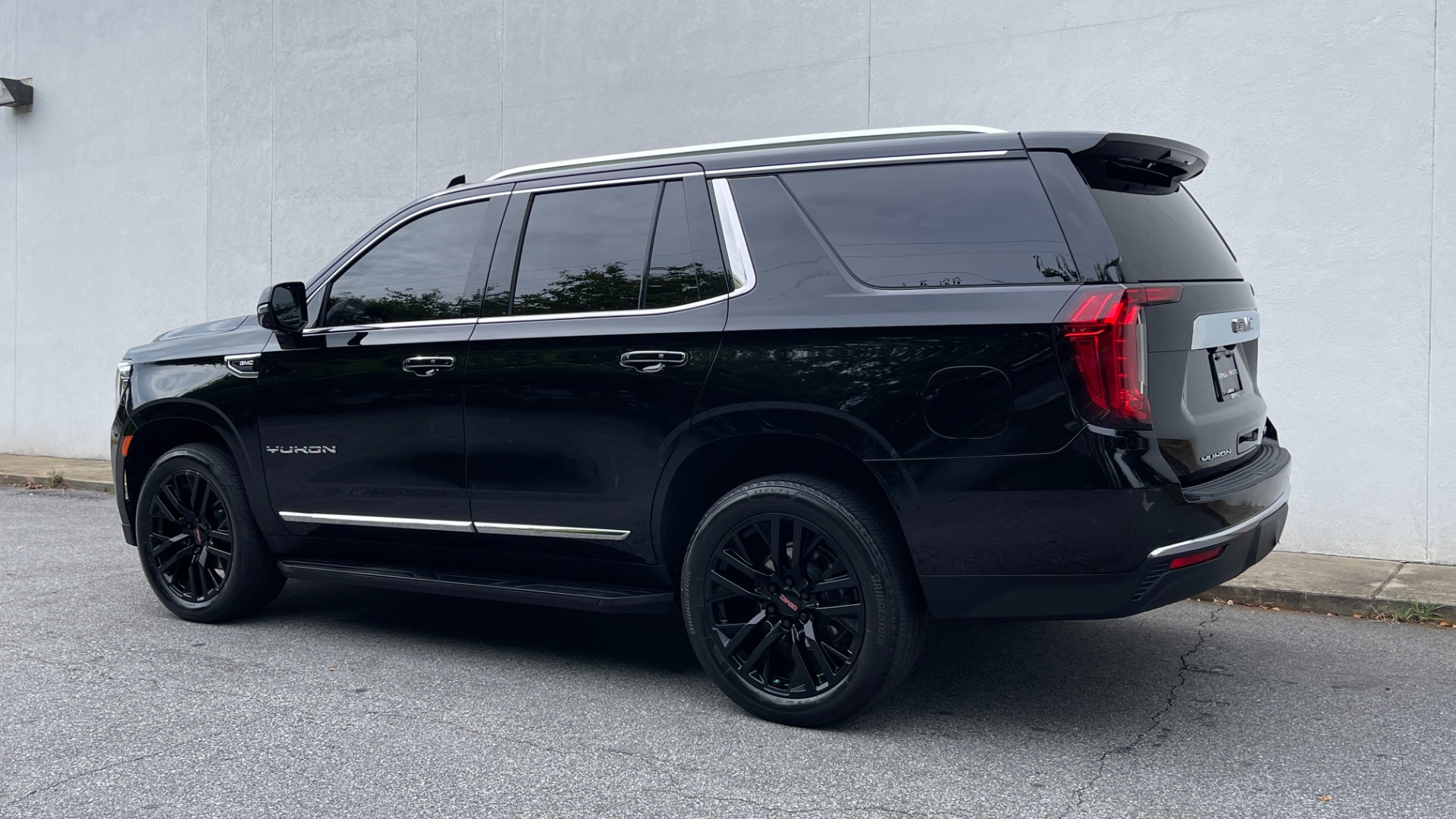 Used 2021 GMC Yukon SLT / REAR ENTERTAINMENT / 22IN WHEELS / LUXURY PLUS PACKAGE / 4WD for sale Sold at Formula Imports in Charlotte NC 28227 3