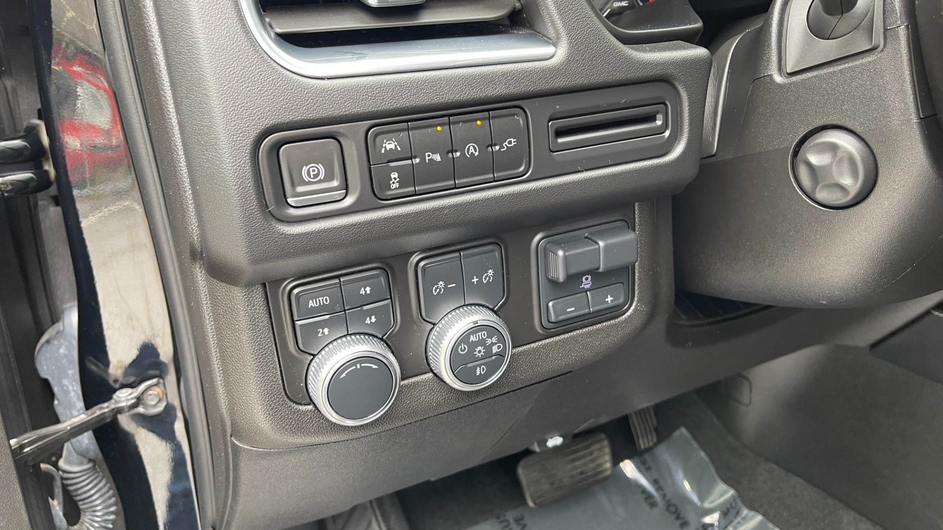 Used 2021 GMC Yukon SLT / REAR ENTERTAINMENT / 22IN WHEELS / LUXURY PLUS PACKAGE / 4WD for sale Sold at Formula Imports in Charlotte NC 28227 30