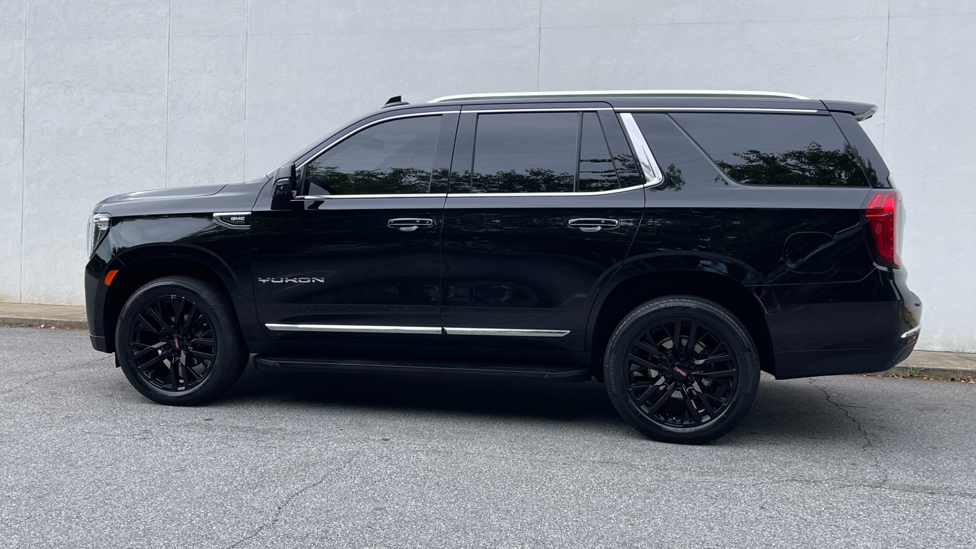 Used 2021 GMC Yukon SLT / REAR ENTERTAINMENT / 22IN WHEELS / LUXURY PLUS PACKAGE / 4WD for sale Sold at Formula Imports in Charlotte NC 28227 4