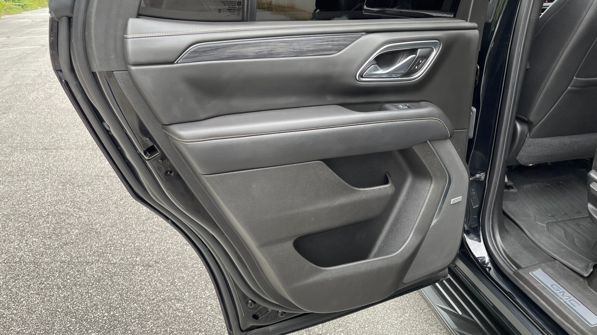Used 2021 GMC Yukon SLT / REAR ENTERTAINMENT / 22IN WHEELS / LUXURY PLUS PACKAGE / 4WD for sale Sold at Formula Imports in Charlotte NC 28227 41
