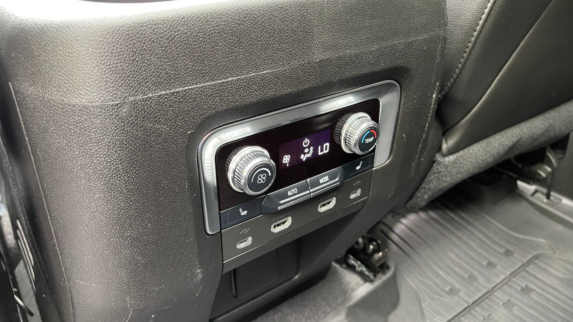 Used 2021 GMC Yukon SLT / REAR ENTERTAINMENT / 22IN WHEELS / LUXURY PLUS PACKAGE / 4WD for sale Sold at Formula Imports in Charlotte NC 28227 42