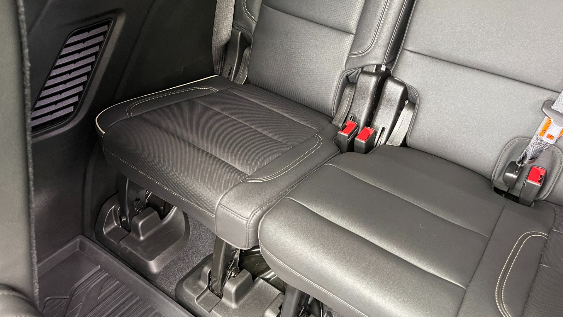Used 2021 GMC Yukon SLT / REAR ENTERTAINMENT / 22IN WHEELS / LUXURY PLUS PACKAGE / 4WD for sale Sold at Formula Imports in Charlotte NC 28227 43