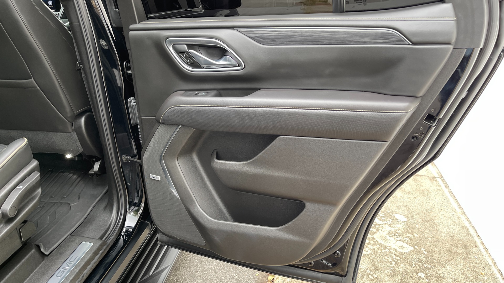 Used 2021 GMC Yukon SLT / REAR ENTERTAINMENT / 22IN WHEELS / LUXURY PLUS PACKAGE / 4WD for sale Sold at Formula Imports in Charlotte NC 28227 48