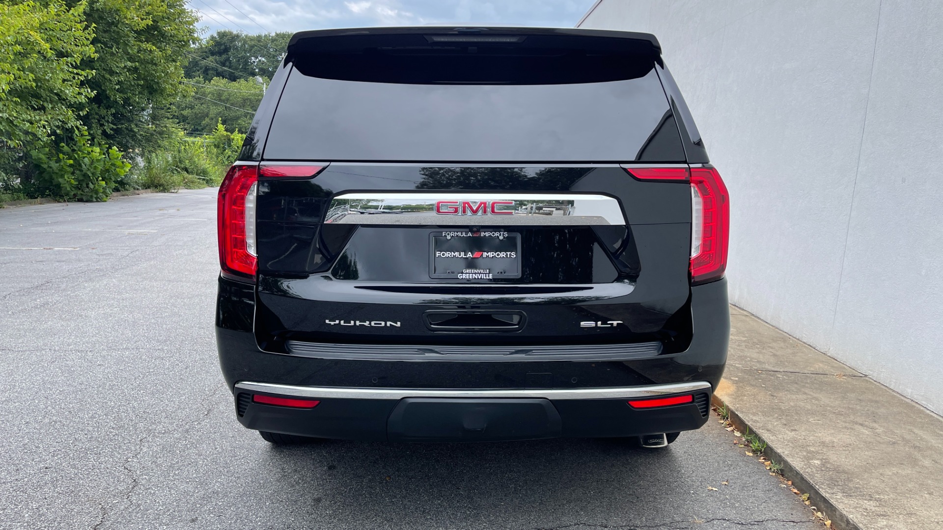Used 2021 GMC Yukon SLT / REAR ENTERTAINMENT / 22IN WHEELS / LUXURY PLUS PACKAGE / 4WD for sale Sold at Formula Imports in Charlotte NC 28227 5