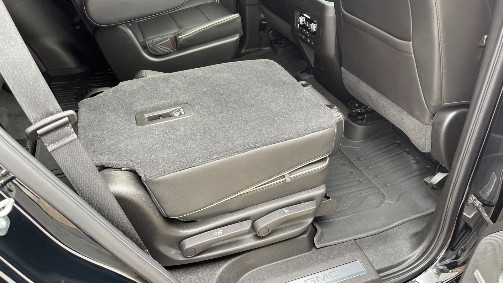 Used 2021 GMC Yukon SLT / REAR ENTERTAINMENT / 22IN WHEELS / LUXURY PLUS PACKAGE / 4WD for sale Sold at Formula Imports in Charlotte NC 28227 50