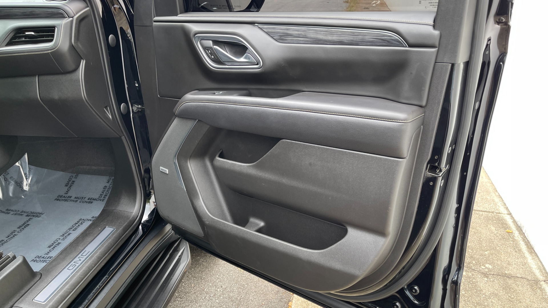 Used 2021 GMC Yukon SLT / REAR ENTERTAINMENT / 22IN WHEELS / LUXURY PLUS PACKAGE / 4WD for sale Sold at Formula Imports in Charlotte NC 28227 51