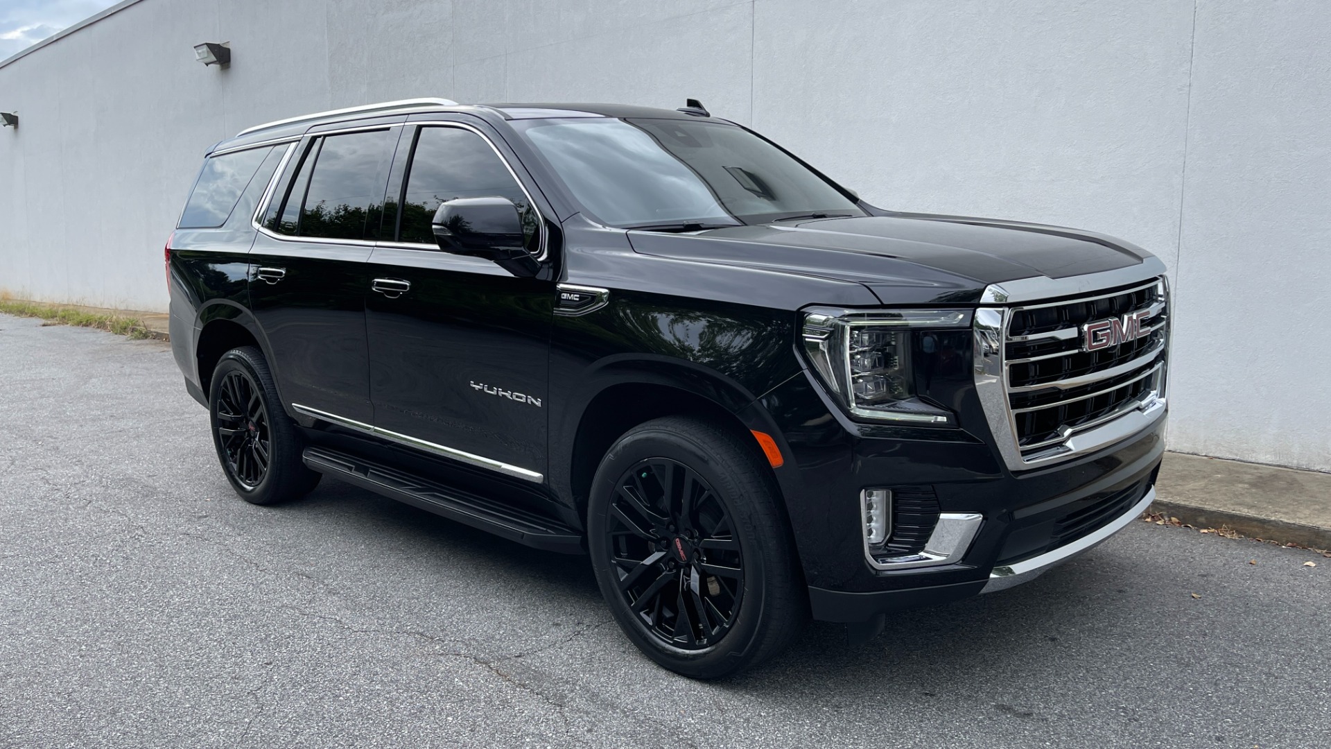 Used 2021 GMC Yukon SLT / REAR ENTERTAINMENT / 22IN WHEELS / LUXURY PLUS PACKAGE / 4WD for sale Sold at Formula Imports in Charlotte NC 28227 6