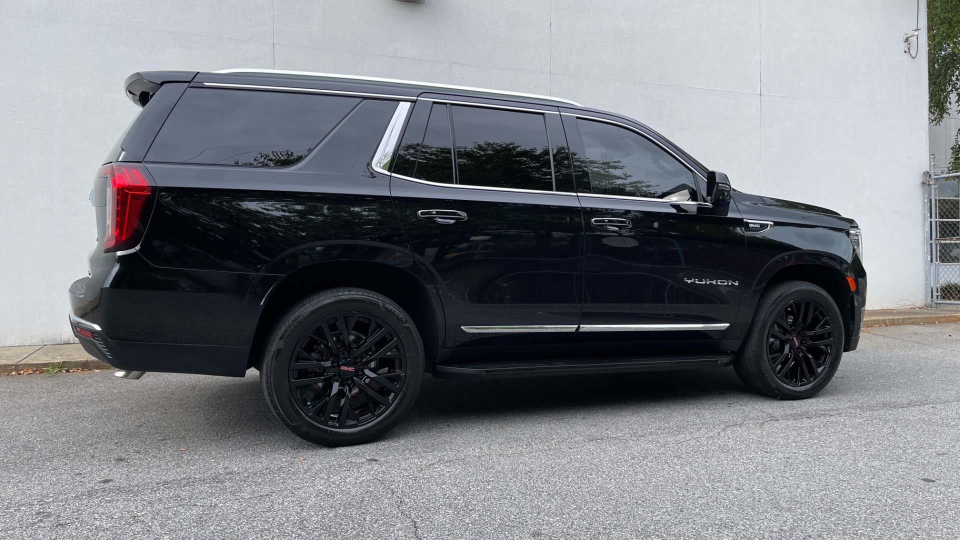 Used 2021 GMC Yukon SLT / REAR ENTERTAINMENT / 22IN WHEELS / LUXURY PLUS PACKAGE / 4WD for sale Sold at Formula Imports in Charlotte NC 28227 9