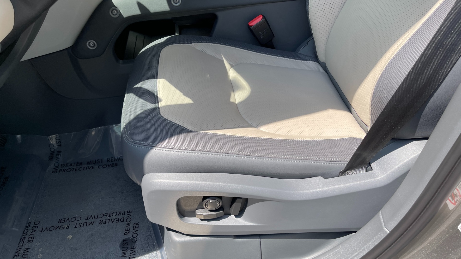 Used 2023 Land Rover Defender X-Dynamic SE / AIR SUSPENSION / COLD CLIMATE PACK / PANORAMIC ROOF for sale $99,995 at Formula Imports in Charlotte NC 28227 12