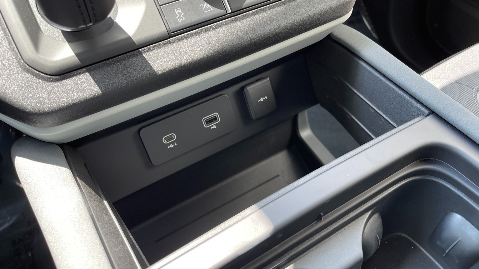 Used 2023 Land Rover Defender X-Dynamic SE / AIR SUSPENSION / COLD CLIMATE PACK / PANORAMIC ROOF for sale Sold at Formula Imports in Charlotte NC 28227 18
