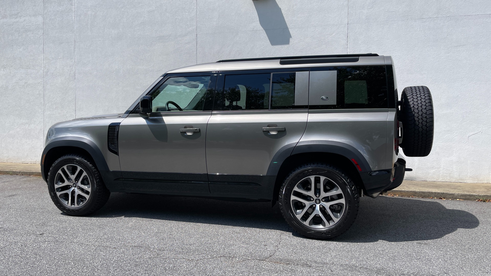 Used 2023 Land Rover Defender X-Dynamic SE / AIR SUSPENSION / COLD CLIMATE PACK / PANORAMIC ROOF for sale Sold at Formula Imports in Charlotte NC 28227 3