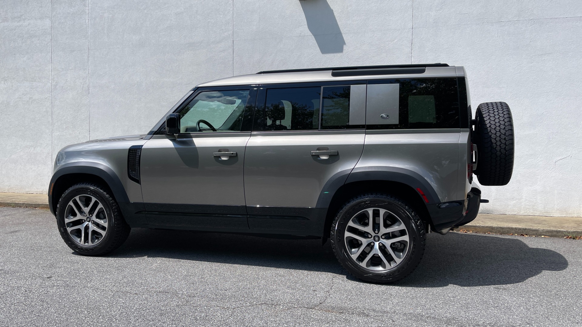 Used 2023 Land Rover Defender X-Dynamic SE / AIR SUSPENSION / COLD CLIMATE PACK / PANORAMIC ROOF for sale $99,995 at Formula Imports in Charlotte NC 28227 3