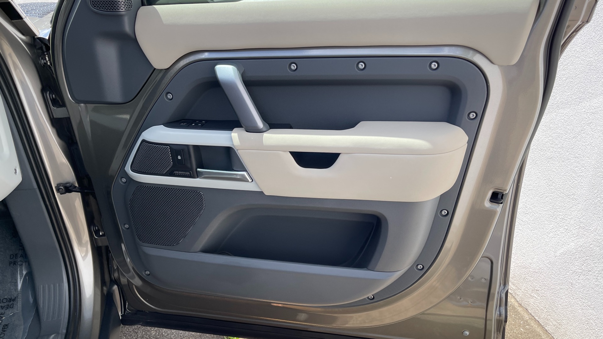 Used 2023 Land Rover Defender X-Dynamic SE / AIR SUSPENSION / COLD CLIMATE PACK / PANORAMIC ROOF for sale Sold at Formula Imports in Charlotte NC 28227 33