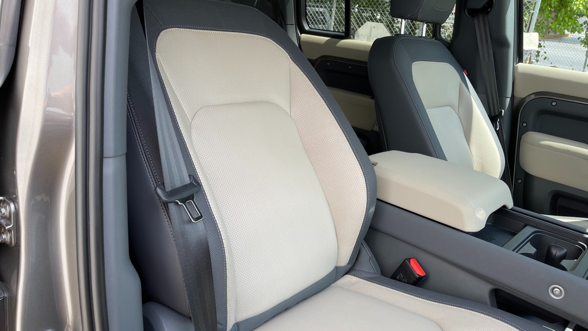 Used 2023 Land Rover Defender X-Dynamic SE / AIR SUSPENSION / COLD CLIMATE PACK / PANORAMIC ROOF for sale $99,995 at Formula Imports in Charlotte NC 28227 36