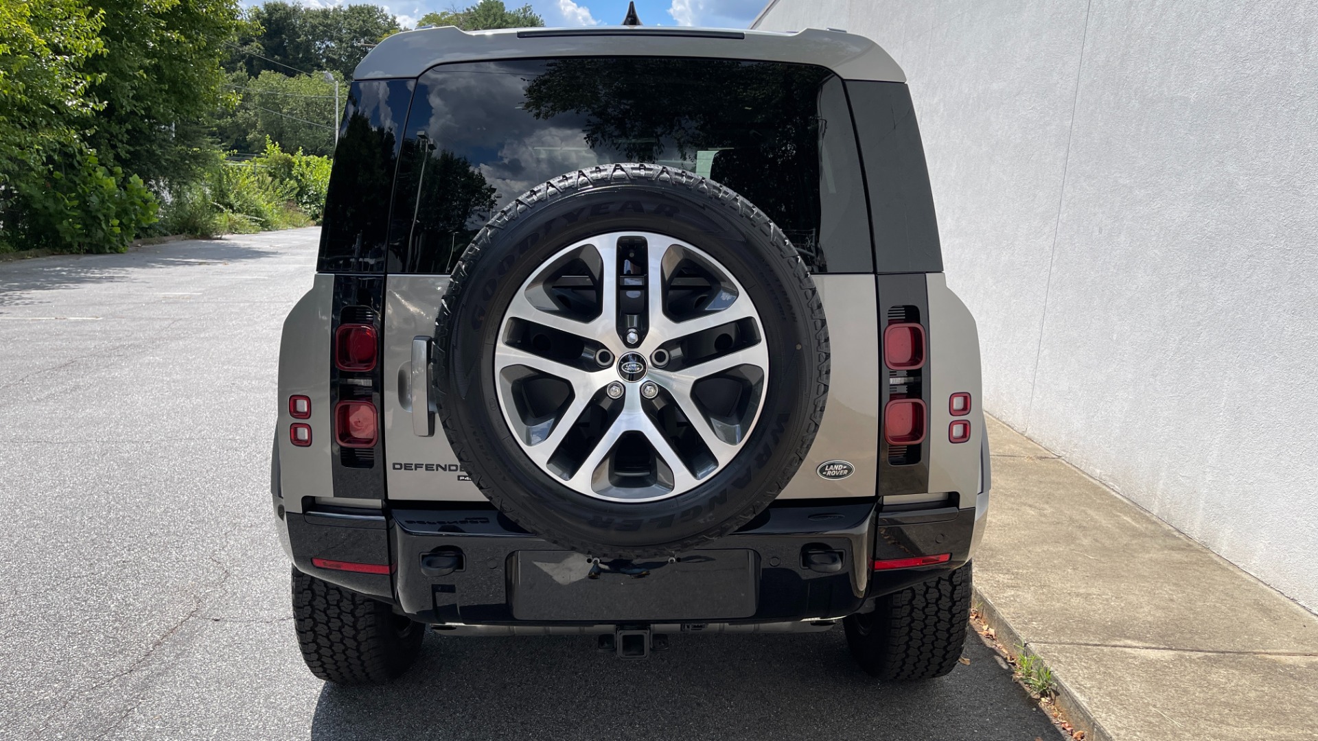 Used 2023 Land Rover Defender X-Dynamic SE / AIR SUSPENSION / COLD CLIMATE PACK / PANORAMIC ROOF for sale $99,995 at Formula Imports in Charlotte NC 28227 37