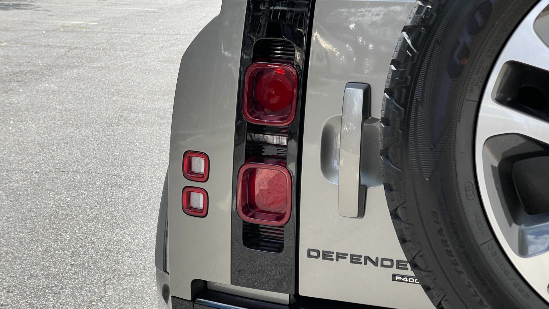 Used 2023 Land Rover Defender X-Dynamic SE / AIR SUSPENSION / COLD CLIMATE PACK / PANORAMIC ROOF for sale $99,995 at Formula Imports in Charlotte NC 28227 38