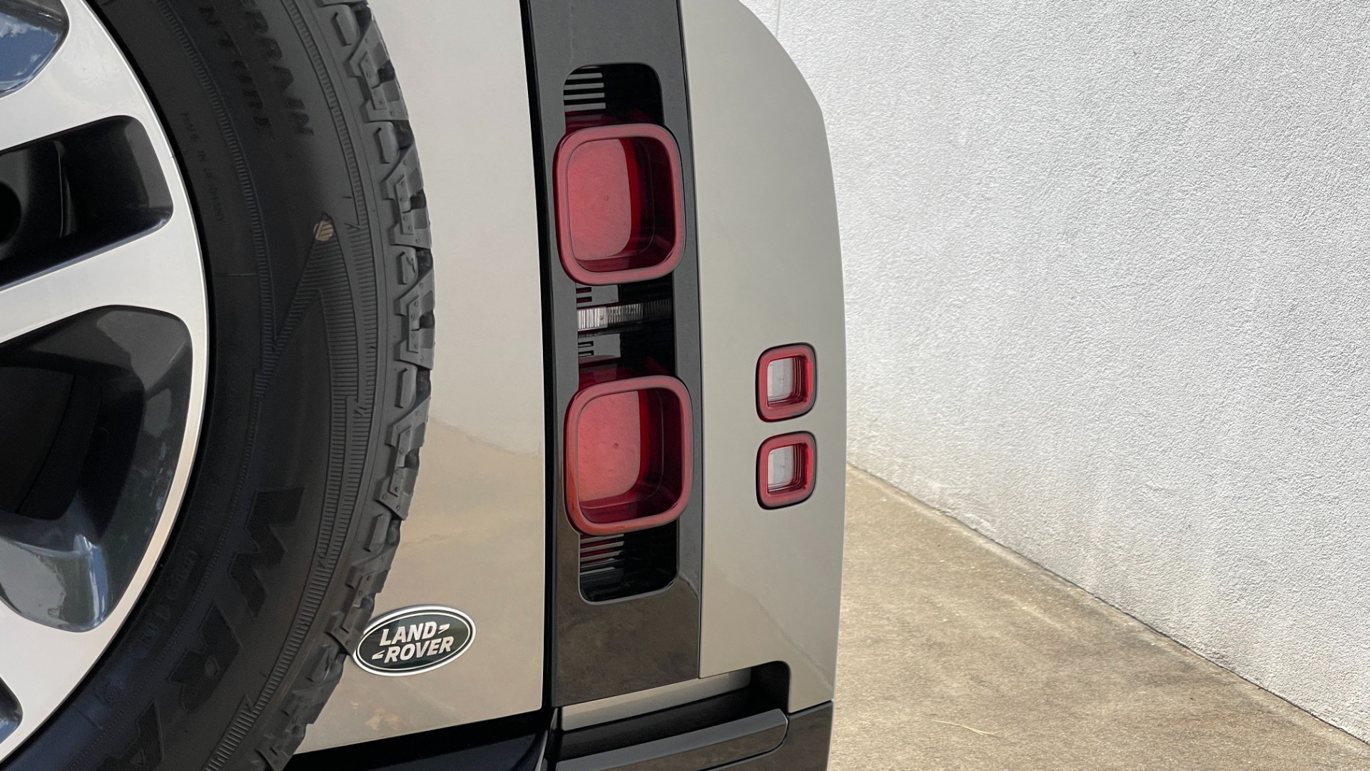 Used 2023 Land Rover Defender X-Dynamic SE / AIR SUSPENSION / COLD CLIMATE PACK / PANORAMIC ROOF for sale Sold at Formula Imports in Charlotte NC 28227 39