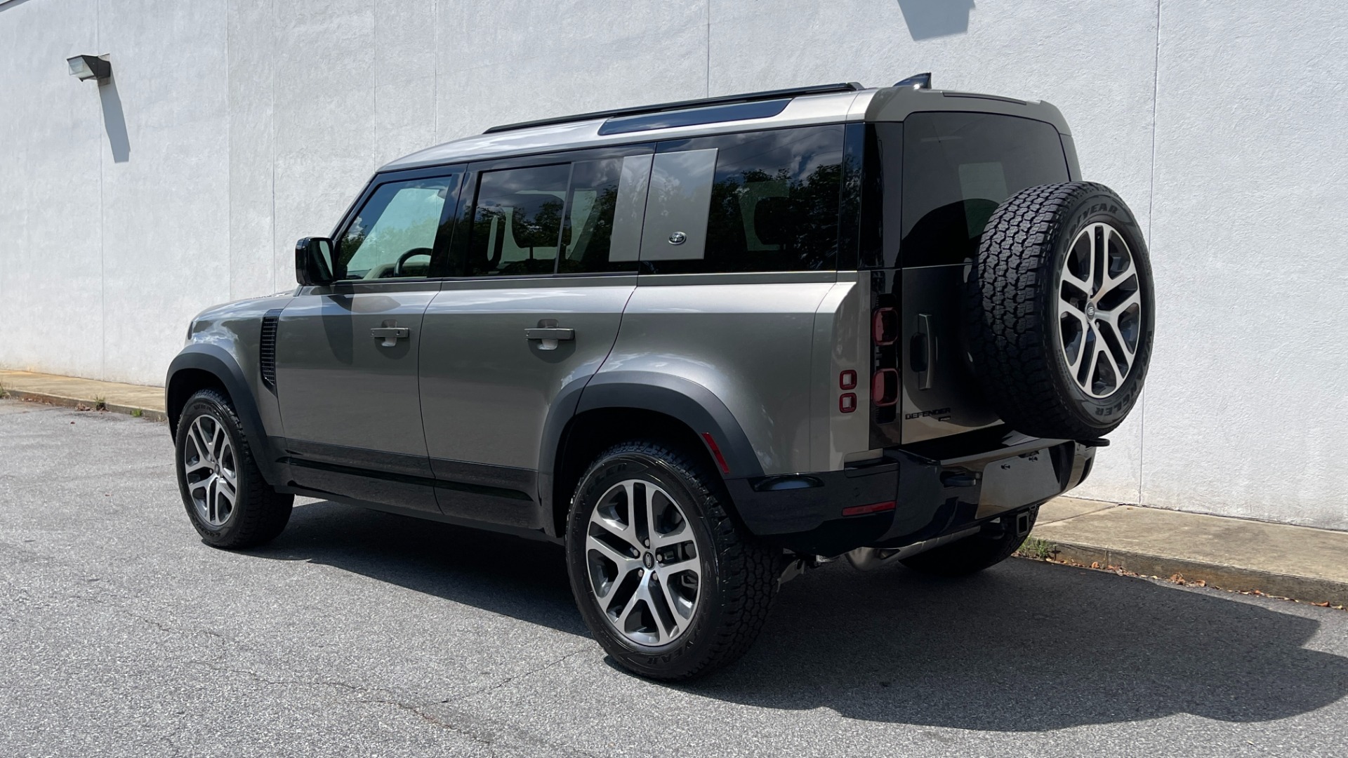 Used 2023 Land Rover Defender X-Dynamic SE / AIR SUSPENSION / COLD CLIMATE PACK / PANORAMIC ROOF for sale Sold at Formula Imports in Charlotte NC 28227 4