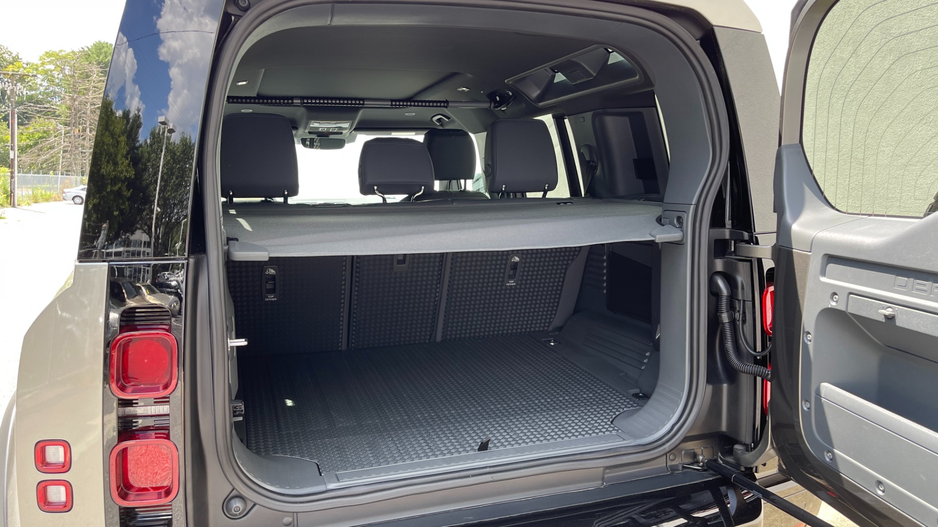 Used 2023 Land Rover Defender X-Dynamic SE / AIR SUSPENSION / COLD CLIMATE PACK / PANORAMIC ROOF for sale Sold at Formula Imports in Charlotte NC 28227 40