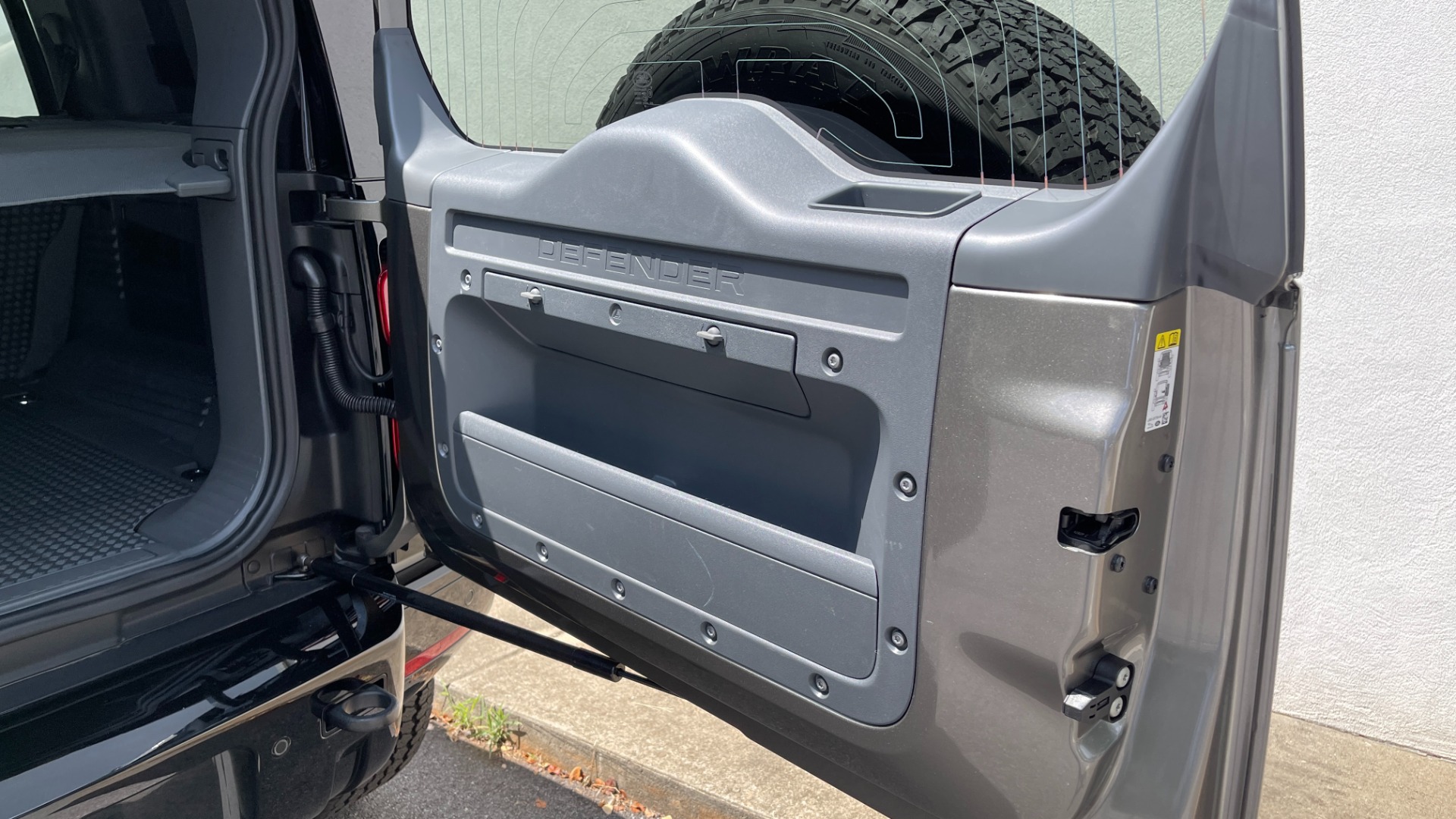 Used 2023 Land Rover Defender X-Dynamic SE / AIR SUSPENSION / COLD CLIMATE PACK / PANORAMIC ROOF for sale Sold at Formula Imports in Charlotte NC 28227 41