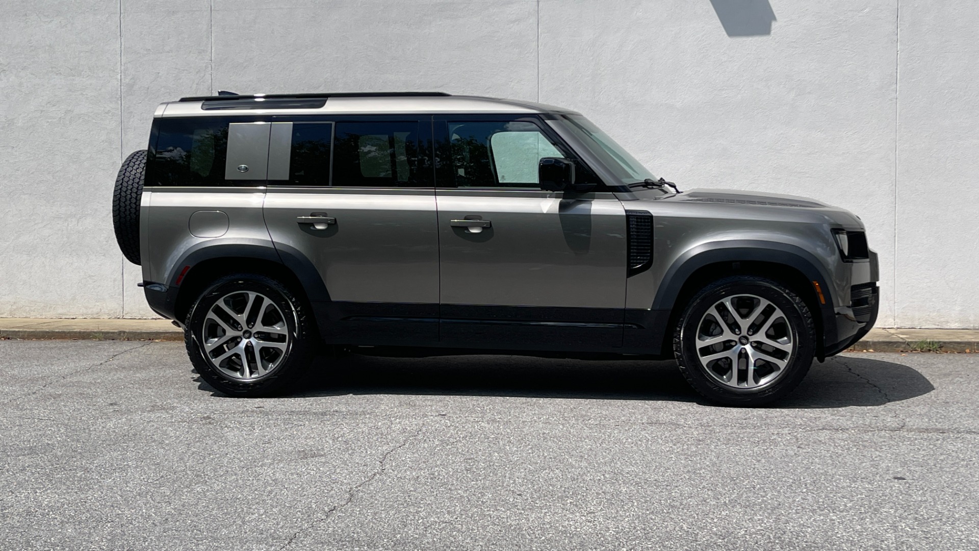 Used 2023 Land Rover Defender X-Dynamic SE / AIR SUSPENSION / COLD CLIMATE PACK / PANORAMIC ROOF for sale Sold at Formula Imports in Charlotte NC 28227 46