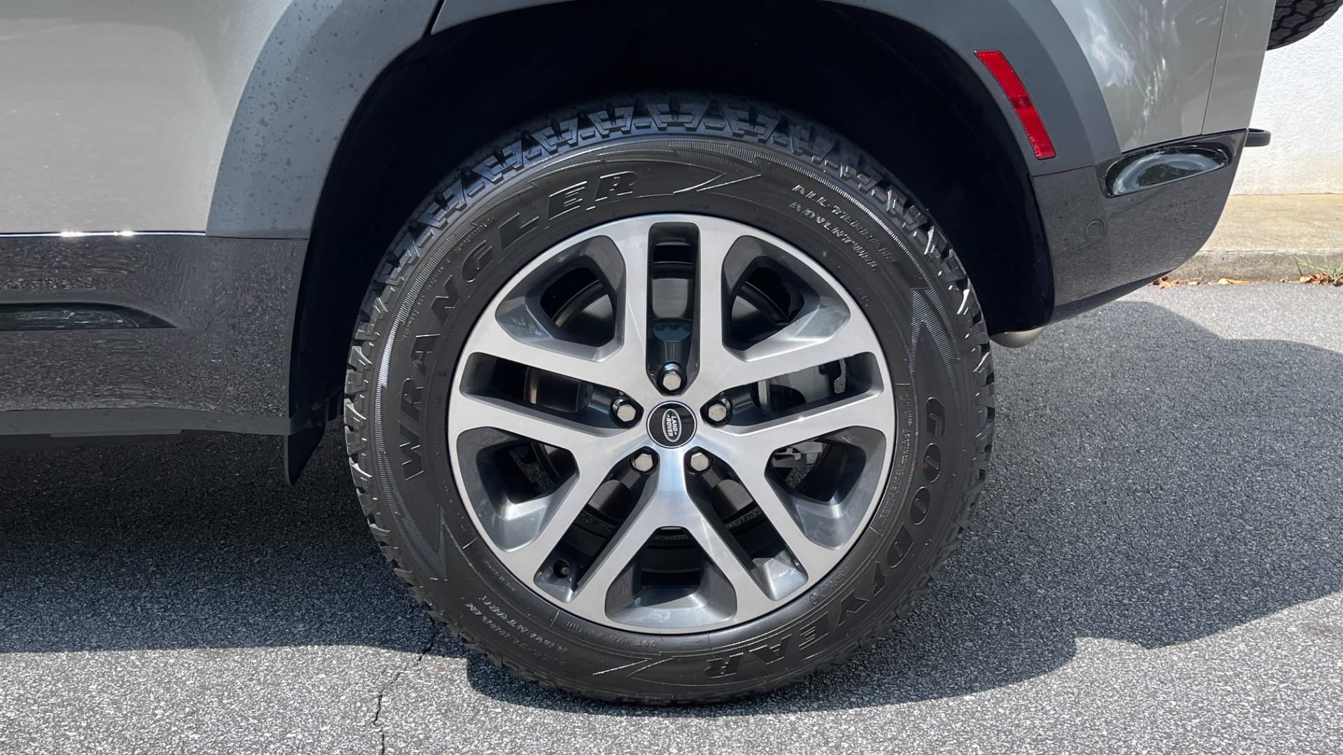 Used 2023 Land Rover Defender X-Dynamic SE / AIR SUSPENSION / COLD CLIMATE PACK / PANORAMIC ROOF for sale $99,995 at Formula Imports in Charlotte NC 28227 47
