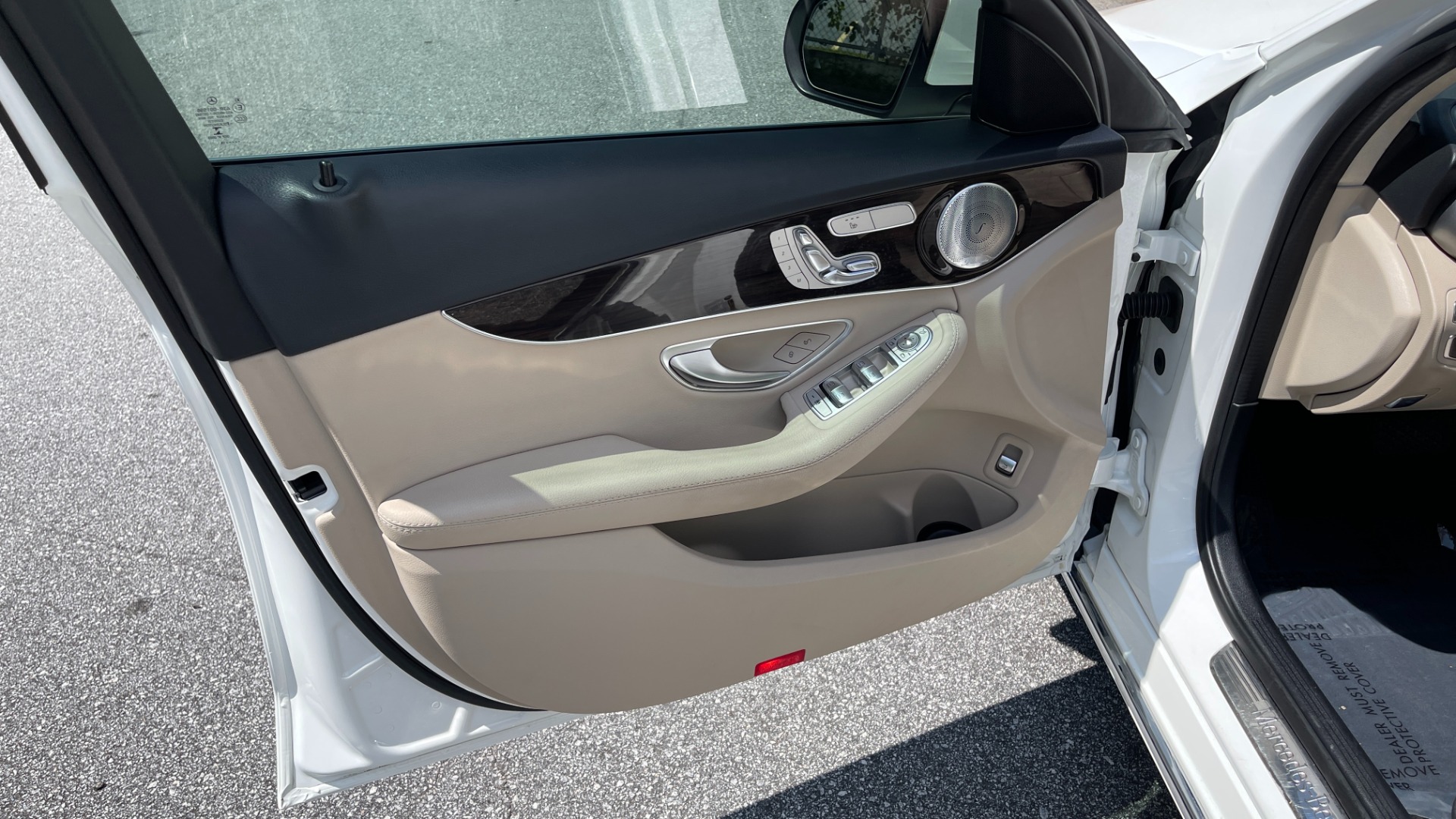 Used 2016 Mercedes-Benz C-Class C300 / 4MATIC / PREMIUM / LINDEN WOOD / ILLUMINATED STAR / MULTIMEDIA for sale $25,995 at Formula Imports in Charlotte NC 28227 17