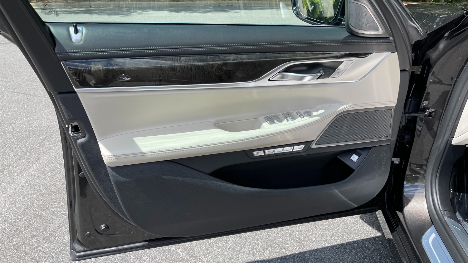 Used 2016 BMW 7 Series 750i xDrive / LUXURY SEATING / DRIVER ASSIST / EXECUTIVE 2 PACKAGE for sale Sold at Formula Imports in Charlotte NC 28227 13